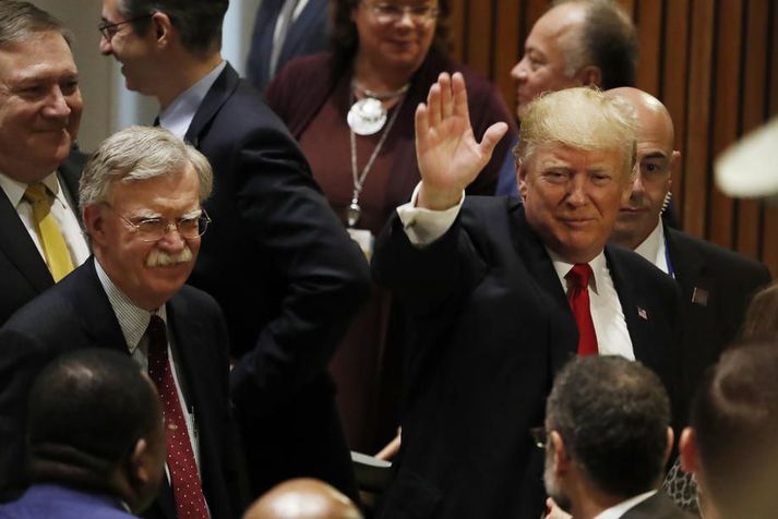 Bolton (t.v.) og Trump skildu ekki í góðu í september í fyrra. Í nýrri bók sem er væntanleg er Bolton sagður ætla að lýsa því hvernig eigin hagsmunir Trump hafi legið að baki flestum ákvörðunum hans sem einhverju máli skipti í utanríkismálum.