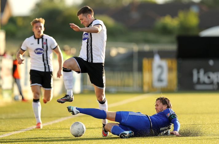 Davíð Þór tæklar leikmann Dundalk í fyrri leiknum í Írlandi.