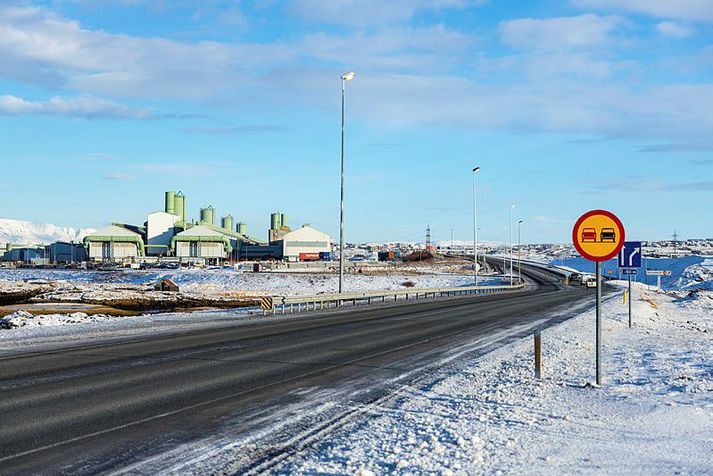 Slysið varð á Reykjanesbraut, skammt frá álverinu í Straumsvík.