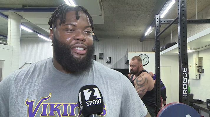 Linval Joseph er ekki vanur því að hitta menn sem eru stærri um sig en hann. Það var undantekning í gær er hann hitti Hafþór Júlíus.