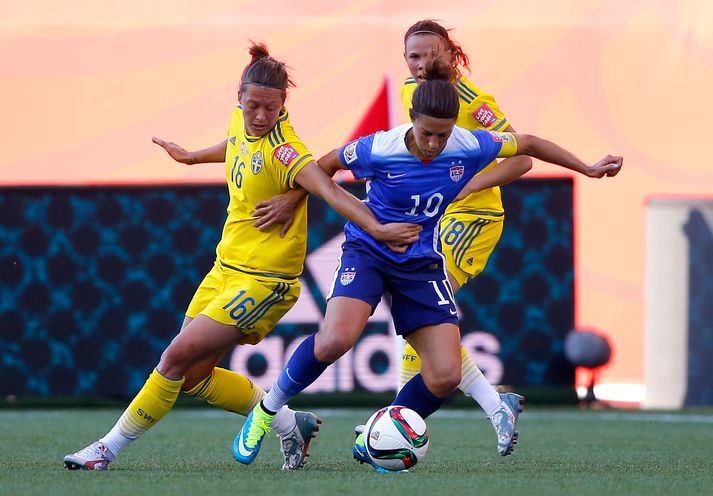 Carli Lloyd og Lina Nilsen eigast hér við í leik Bandaríkjanna og Svíþjóðar á HM.