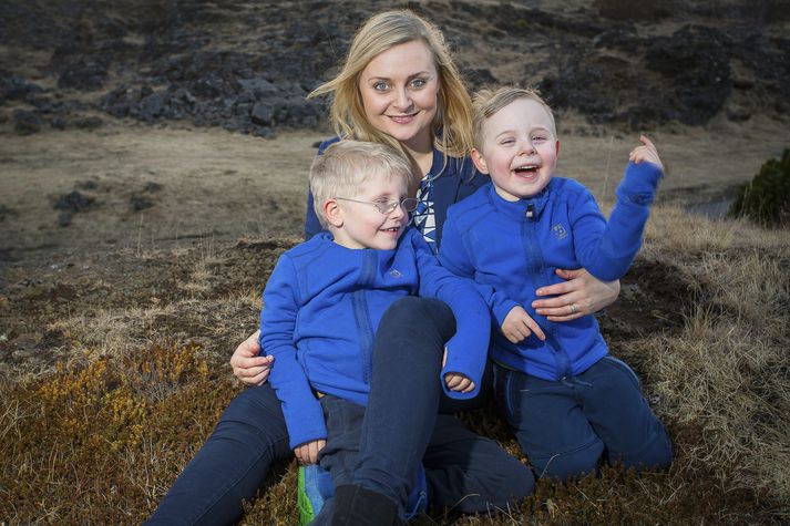 Ragnhildur Ágústsdóttir með sonum sínum, Jóni Ágústi (7 ára) og viktori Inga (4 ára) Júlíussonum. Þau klæðast bláu í tilefni af alþjóðadegi einhverfu á morgun.