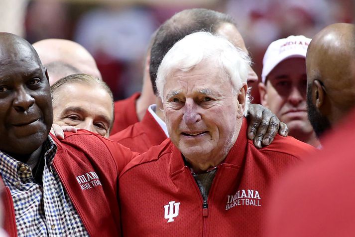 Bobby Knight var þjálfari liðsins á þeim árum sem um er rætt. Knight féll frá árið 2023.