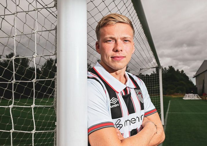 Jason Daði Svanþórsson í svarthvítum búningi Grimsby Town.