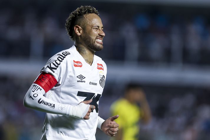 Neymar Junior fann fyrir hverju skrefi í leikjunum með Santos enda höfðu læknar hans ráðlagt honum að spila ekki. 