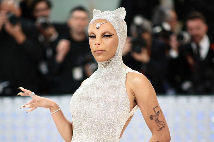 Stórstjarnan Doja Cat lifði undir nafni á Met Gala 2023 þar sem hönnuðurinn Karl Lagerfeld var heiðraður. 