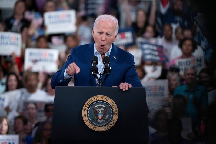 Biden ætlar alla leið. Hér stappar hann stálinu í stuðningsmenn eftir sjónvarpskappræður gegn Donald Trump.