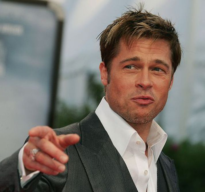 Ungt og leikur sér Brad Pitt er of þreyttur til að fara út að skemmta sér og býður vinum sínum þess í stað heim.
nordicphotos/Getty