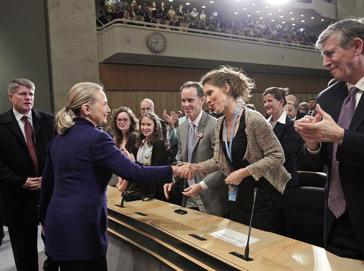 Hillary Clinton, utanríkisráðherra Bandaríkjanna, heilsar fundargestum eftir yfirlýsingu um stefnubreytingu í málefnum samkynhneigðra í mannréttindaráði Sameinuðu þjóðanna í Genf á fimmtudag. Fréttablaðið/AP