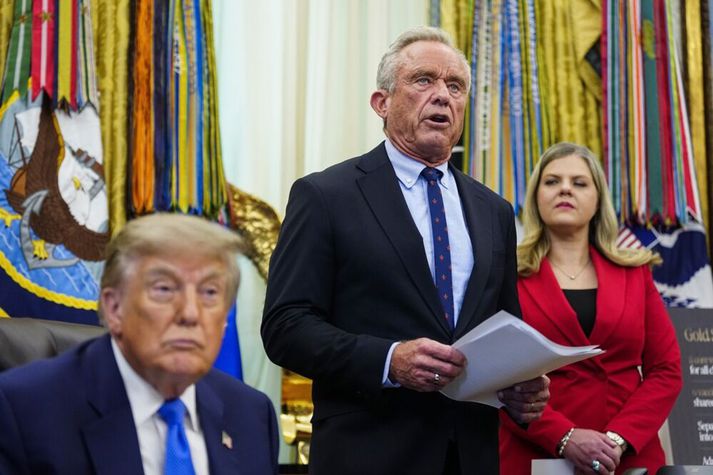 Robert F. Kennedy yngri, heilbrigðisráðherra Bandaríkjanna, með Donald Trump forseta þegar þeir tilkynntu að skipta ætti MMR-bólusetningu í þrennt. Sú ákvörðun byggir á ósannindum Kennedy og fleiri um að MMR-bóluefnið sé hættulegt börnum.