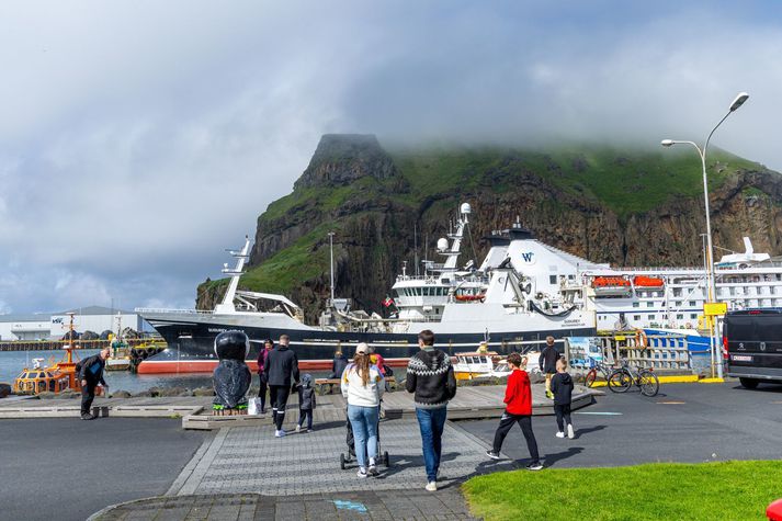 Í Vestmannaeyjum þar sem fjöldi fólks fagnar þjóðhátið á að stytta upp upp úr hádegi og þá lætur sólin sjá sig.