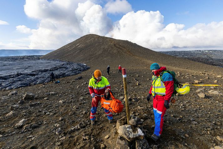 Björgunarsveitarfólk við störf á gossvæðinu. Svæðið á myndinni er nú komið undir hraun.