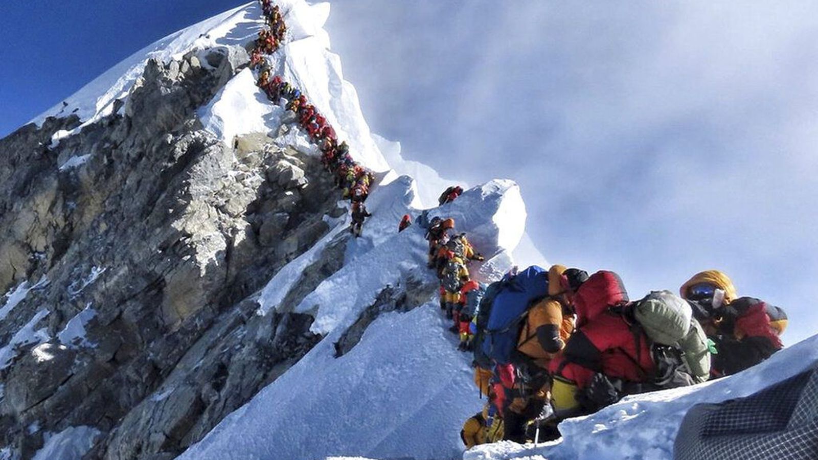 очередь на эверест 2019. сколько времени на эвересте. ледопад кхумбу на эвересте. сколько времени на эвересте. очередь на эверест 2019.