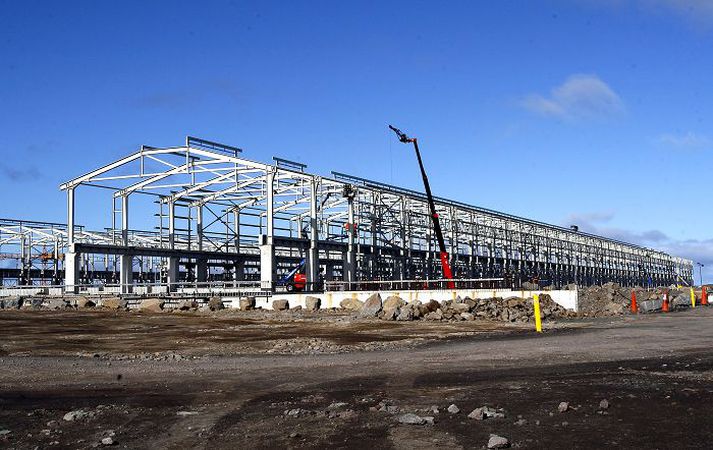 Fyrsta skóflustungan að álveri Norðuráls í Helguvík var tekin í júní 2008. Þá átti að taka fyrsta áfanga í gagnið á árinu 2010. Nú er ljóst að hann verður ekki tekinn í gagnið fyrr en í fyrsta lagi á fyrri hluta árs 2014 náist samningar um orkusölu.
