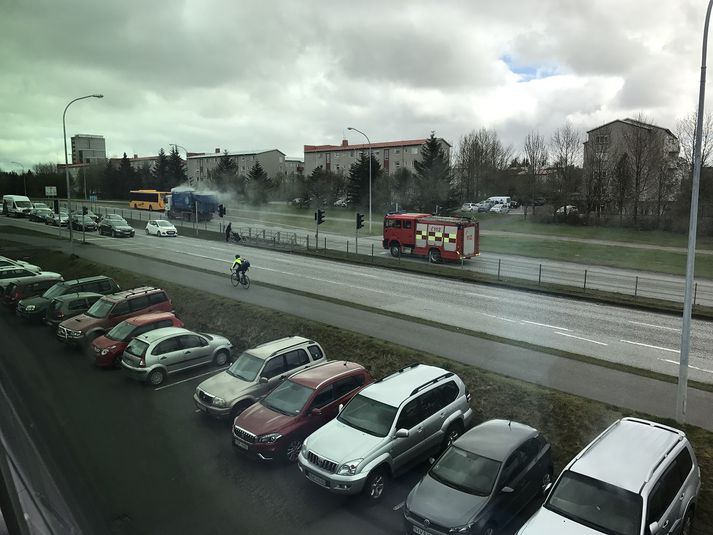 Gámuinn var hífður upp á flutningabíl og var ekið með hanní fylgd lögreglu og slökkviliðs á athafnasvæðið í forgangsakstri.