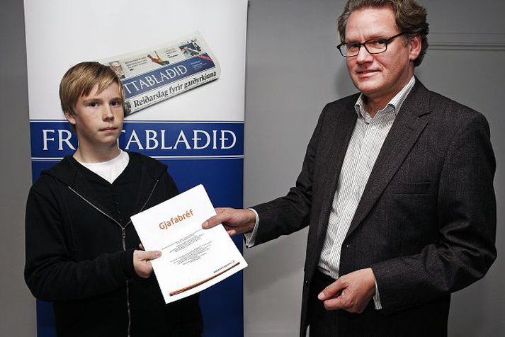 Vinningshafinn í ljósmyndasamkeppninni tekur við gjafabréfi frá ritstjóra Fréttablaðsins, Ólafi Stephensen. fréttablaðið/stefán