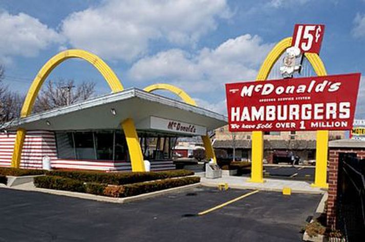 Skyndibitarisinn McDonalds hyggst bjóða viðskiptavinum í Bandaríkjunum völdum af handahófi að greiða fyrir vörur með „ást“ næstu daga.
