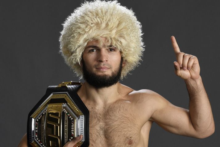  Khabib Nurmagomedov er ósigraður í búrinu og ekkert lamb að leika sér við.