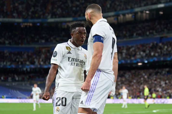 Vinicius Junior og Karim Benzema fagna marki þess síðarnefnda gegn Chelsea í gær.