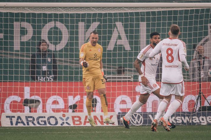 Ísak Bergmann Jóhannesson (nr. 8) lék allan leikinn gegn ógnarsterku liði Leverkusen.