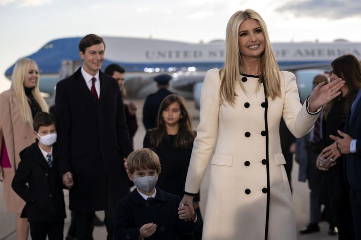 Ivanka Trump, dóttir og náin samstarfskona Donald Trump, maður hennar Jared Kushner og börn þeirra tóku þátt í kveðjuathöfn í dag en Donald Trump tók ekki þátt í innsetningarathöfn Joe Biden, heldur snéri til Flórída eftir að hann yfirgaf Hvíta húsið í morgun. 