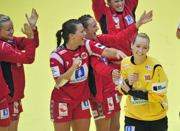 Katrine Lunde Haraldsen er hér fagnað af félögum sínum í norska landsliðinu eftir leikinn í gær.
