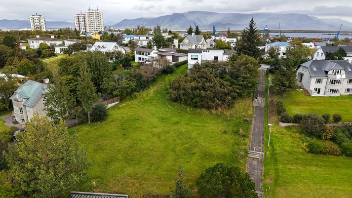 Hverfið er nokkuð gróið. Áætlað er að byggja hús á lóðinni sem verði að hámarki þrjár hæðir. 