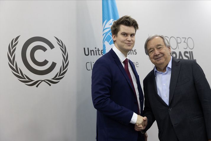 Jóhann Páll Jóhannsson, umhverfis-, orku- og loftslagsráðherra, tekur í höndina á Antonio Guterres, framkvæmdastjóra Sameinuðu þjóðanna, á COP30 í Brasilíu í vikunni.
