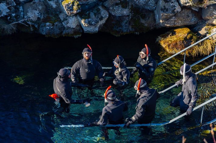 Það verður fremur hlýtt í veðri og allvíða sjö til ellefu 11 stiga hiti þegar líður á daginn.