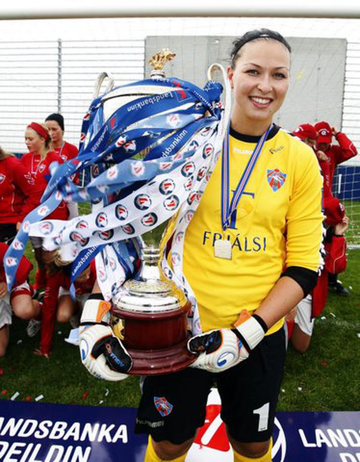 Guðbjörg Gunnarsdóttir með Íslandsmeistarabikarinn.