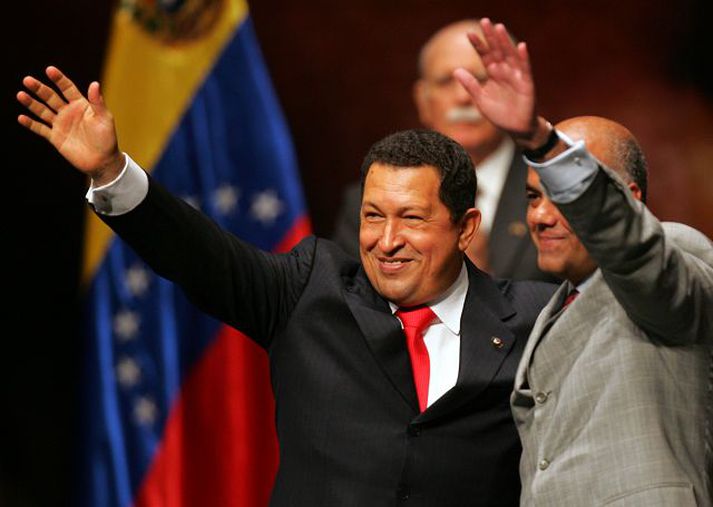 Hugo Chavez Venesúelaforseti ásamt nýjum varaforseta sínum, Jorge Rodriguez, í Caracas í gær.