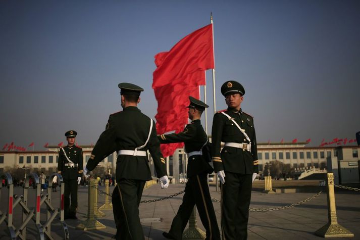 Kínverskir hermenn marsera á Tiananmen-torgi. Hinn 52 ára Zeng færði CIA gögn um kínverska herinn.