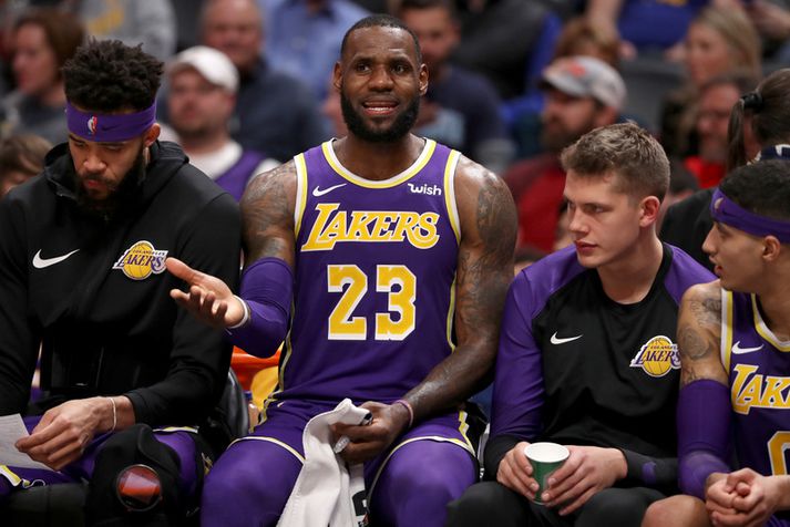 Þetta var erfitt kvöld fyrir LeBron James og guttana hans í Lakers-liðinu.