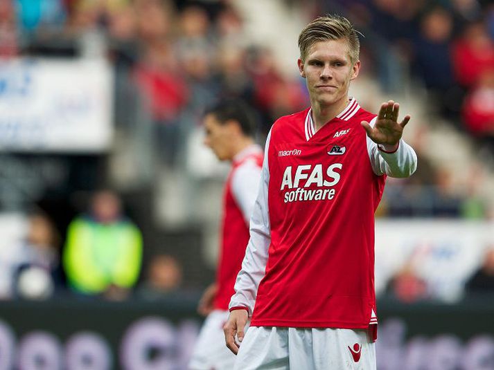 Framherjinn Aron Jóhannsson er að finna taktinn hjá hollenska úrvalsdeildarliðinu AZ Alkmaar en leikmaðurinn skoraði tvö mörk með liðinu í gær.