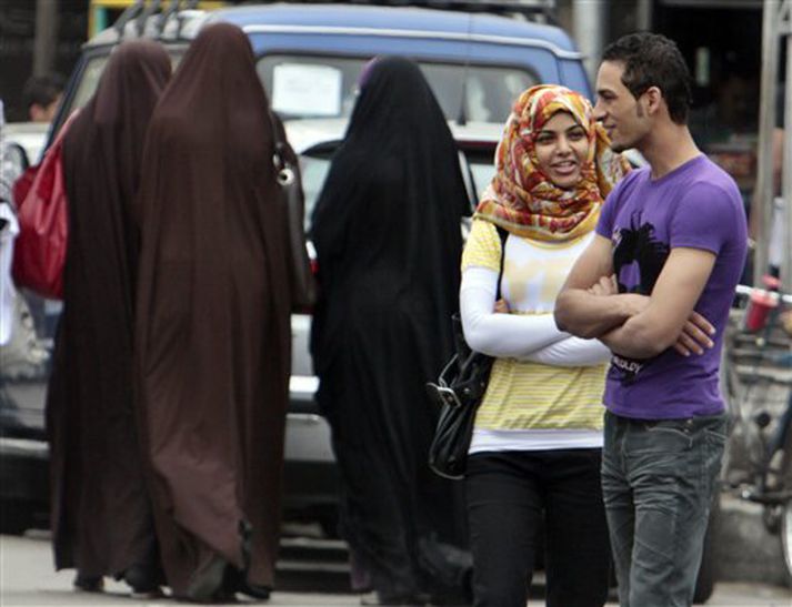 Til hægri er stúlka með hijab. Til vinstri eru konur í niqab sem verður bannað í skólum.
