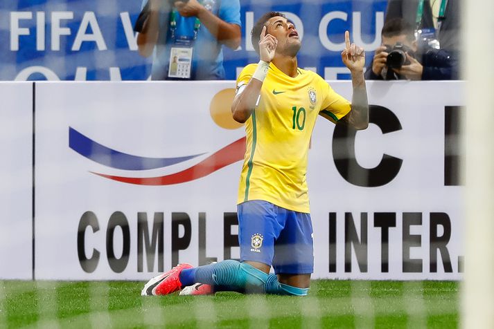 Neymar fagnar marki sínu.