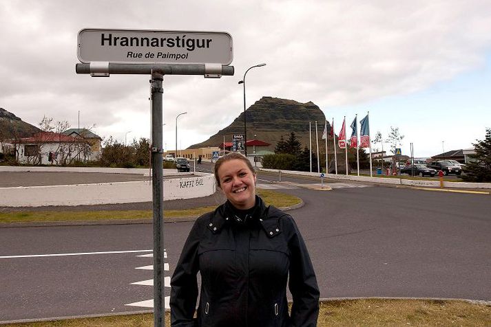 Alda Hlín Karlsdóttir, menningarfulltrúi Grundarfjarðar, við skiltið með franska undirnafninu á Hrannarstíg.