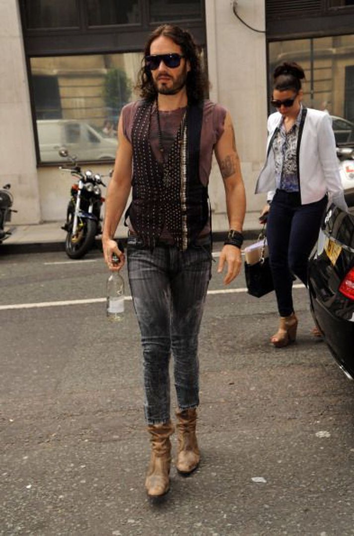 Russell Brand keypti sér kvenmannsskó af mikilli kurteisi.