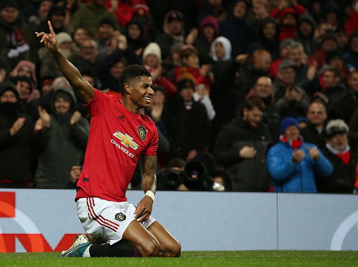 Marcus Rashford fagnar í kvöld.