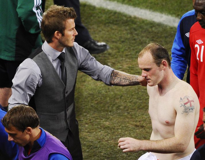 Beckham klappar Rooney á bakið.