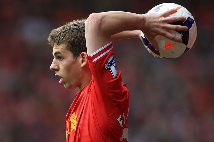 Jon Flanagan tekur innkast.