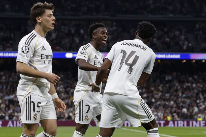 Aurelien Tchouameni fagnar marki Real Madrid með Vinícius Júnior í sigrinum á Benfica á miðvikudagskvöldið.
