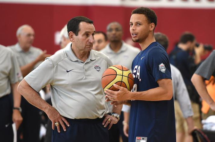 Coach K er hér með Stephen Curry.