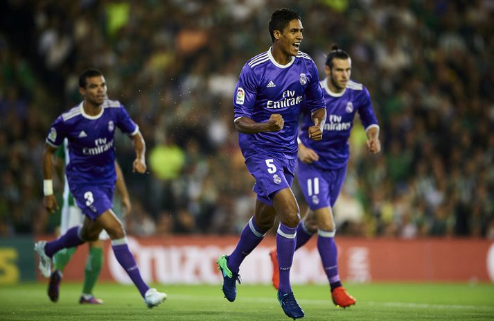 Raphael Varane fagnar marki sínu gegn Betis í kvöld.