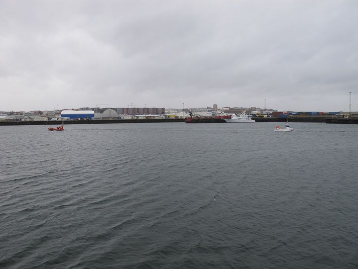 Björgunarbáturinn Fiskaklettur kemur með bilaða bátinn í Hafnarfjarðarhöfn.