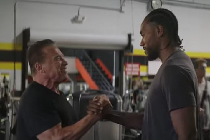 Arnold Schwarzenegger og Kawhi Leonard.