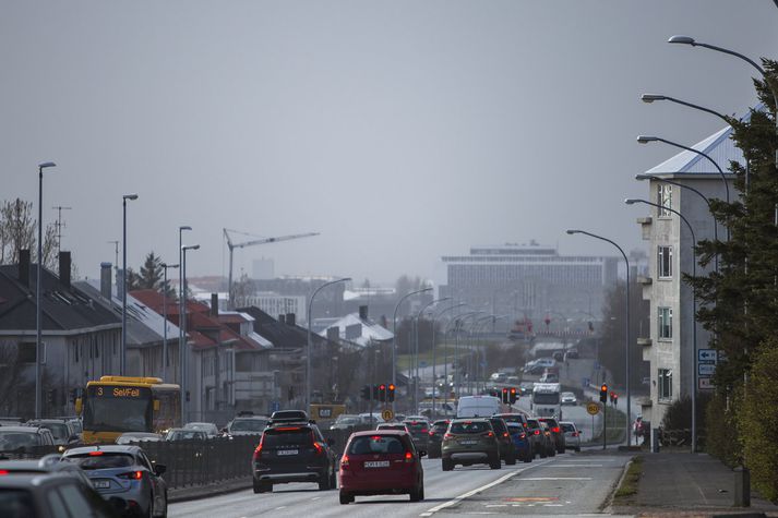 Í fyrra urðu 868 slys á fólki í umferðinni, þar af fimmtán banaslys. 