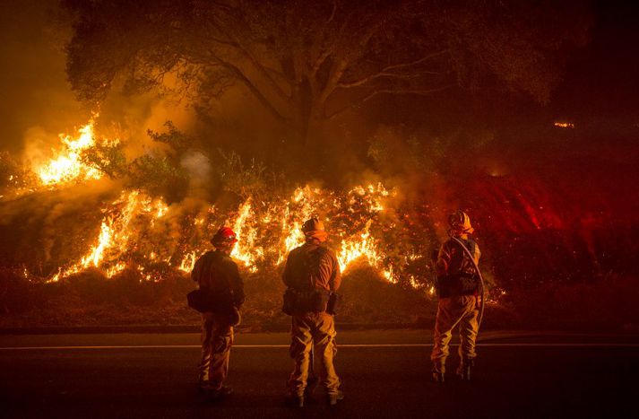Eldarnir geisa nú á um 180 ferkílómetra svæði.