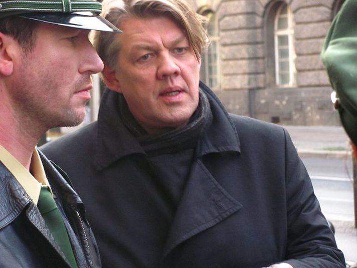 Helgi Björnsson við tökur á kvikmyndinni Heaven´s Taxi í miðborg Berlínar. Þar leikur hann rannsóknarlögreglumanninn Hans undir leiðsögn leikstjórans Daryush Shokof. Kormákur Geirharðsson skilur þessar sérstöku aðstæður kvikmyndastjörnunnar Helga Björns.