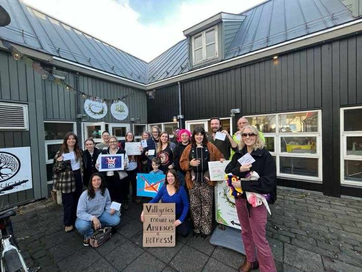 Hópurinn sem kom saman á Mama Reykjavík í dag. Veronica Fríða er lengst til hægri á myndinni í vínrauðum buxum og svörtum jakka. 